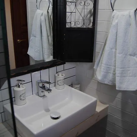 Konukevi Fotinos House 3*